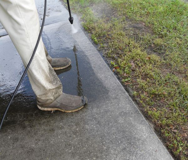 Sidewalk Concrete Cleaning in Richmond